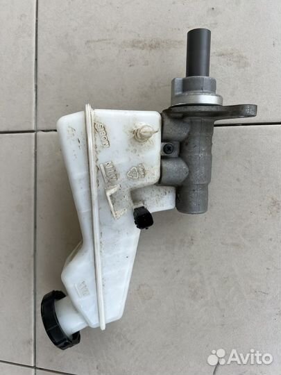 Главный тормозной цилиндр с бочком Kia Seltos 1.6