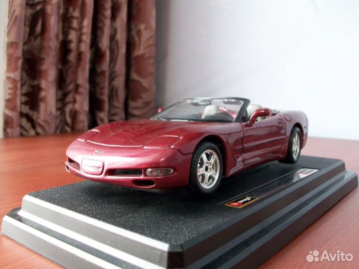 Модель Bburago 1/24 Chevrolet Corvette Convertible