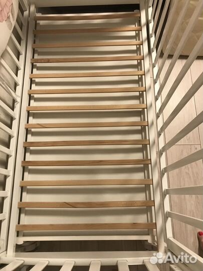 Детская кроватка с маятником и ящиком