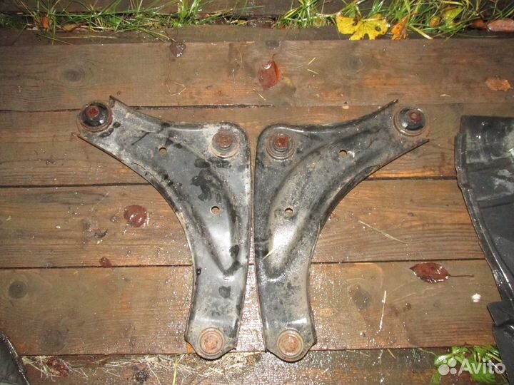 Рычаг передней подвески Nissan Leaf правый,левый