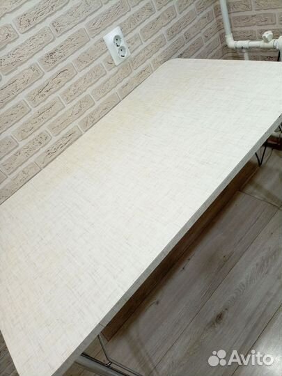 Кухонный стол на металлических ножках