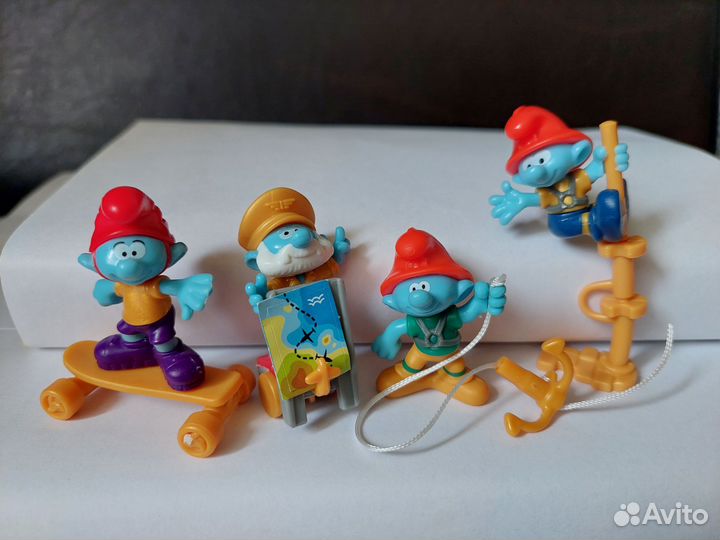 Разные игрушки из киндер-сюрприза, чупа-чупс