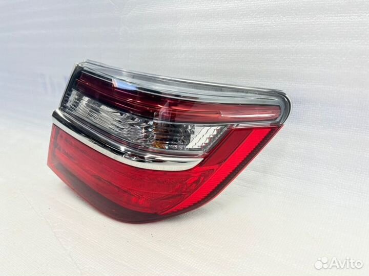 Фонарь наружный задний правый Toyota Camry V55