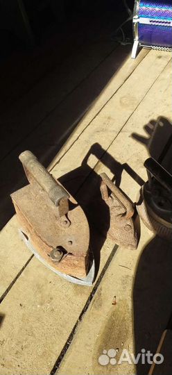 Старинный утюг на углях