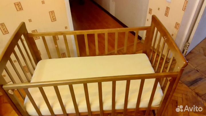Детская кроватка с маятником