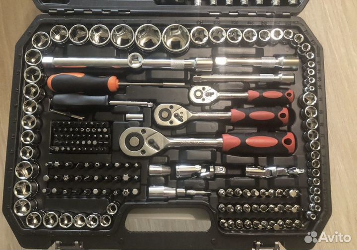 Набор инструментов для авто в чемодане