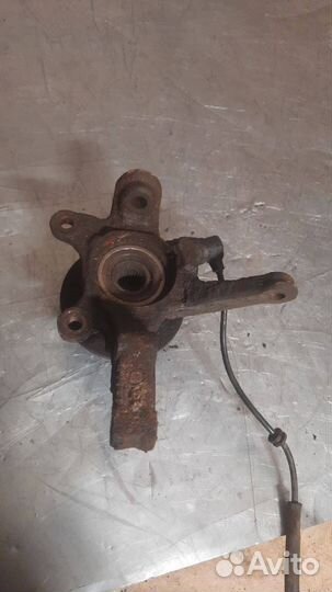 Кулак передний левый Nissan Almera N16 2000