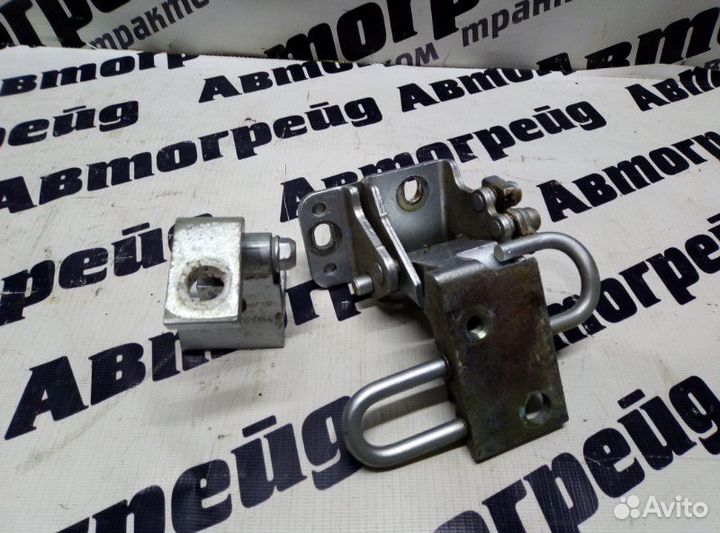 Петля дверная задняя правая Volkswagen Touareg 7LA