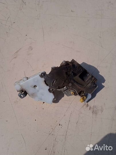 Замок двери задний левый Nissan Terrano 2 Ниссан