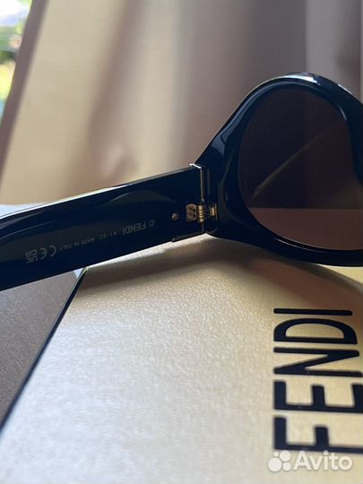 Солнцезащитные очки женские fendi