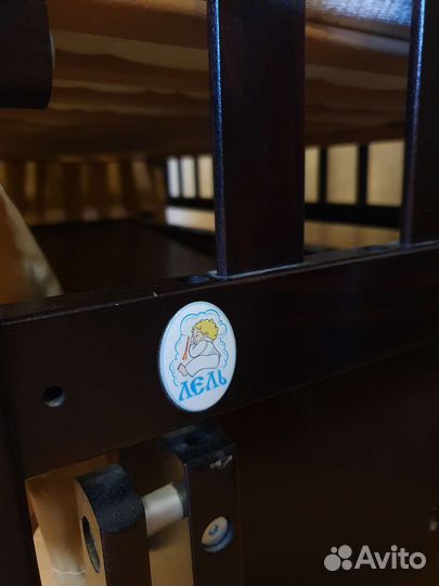 Детская кроватка с маятником и ящиком