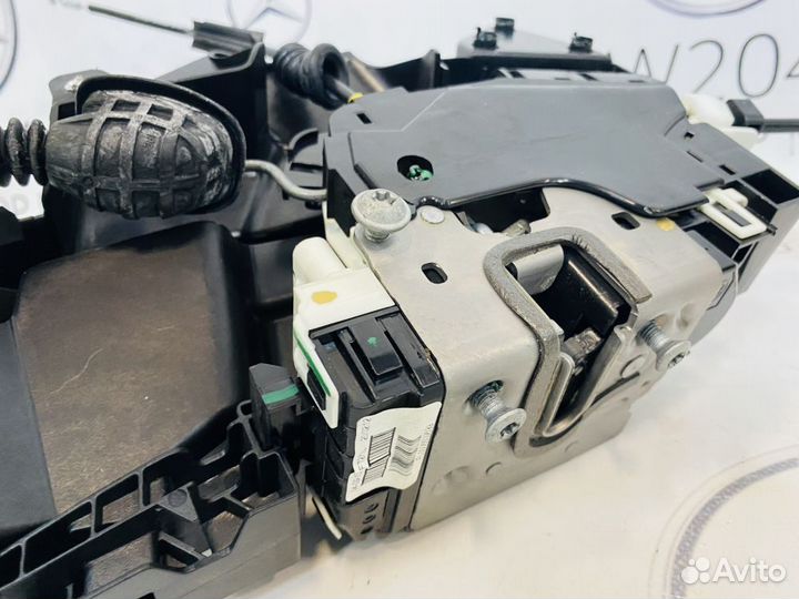 Замок двери передней левой Mercedes W204