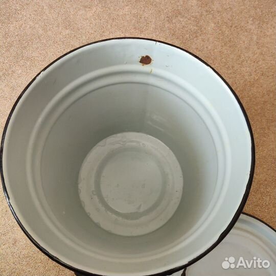 Эмалированное ведро с крышкой