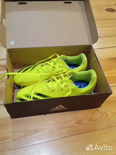 Футбольные бутсы adidas