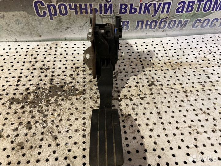 Педаль газа Renault Logan 2