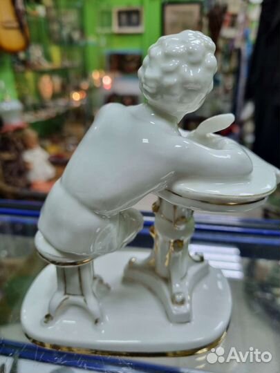 Фарфоровая статуэтка 