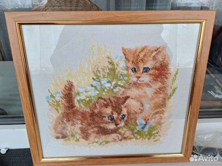 Несколько вышитых картин в рамке