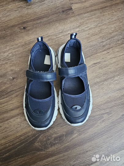 Спортивные туфли