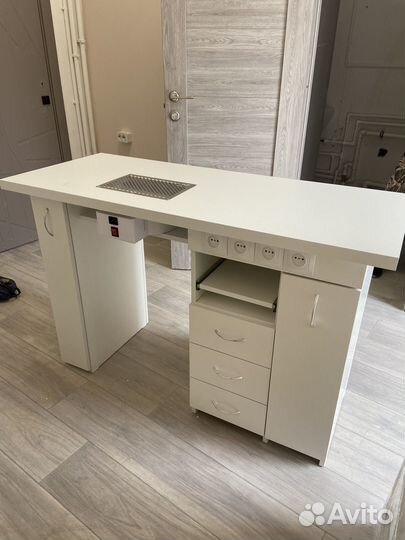 Маникюрный стол с вытяжкой новый