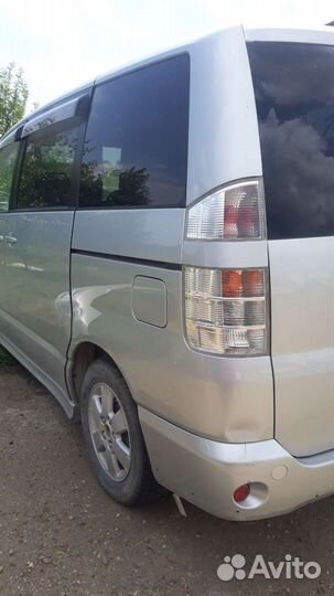 Крыло левое заднее toyota voxy azr60