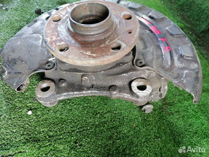 Кулак поворотный передний правый Volkswagen Passat