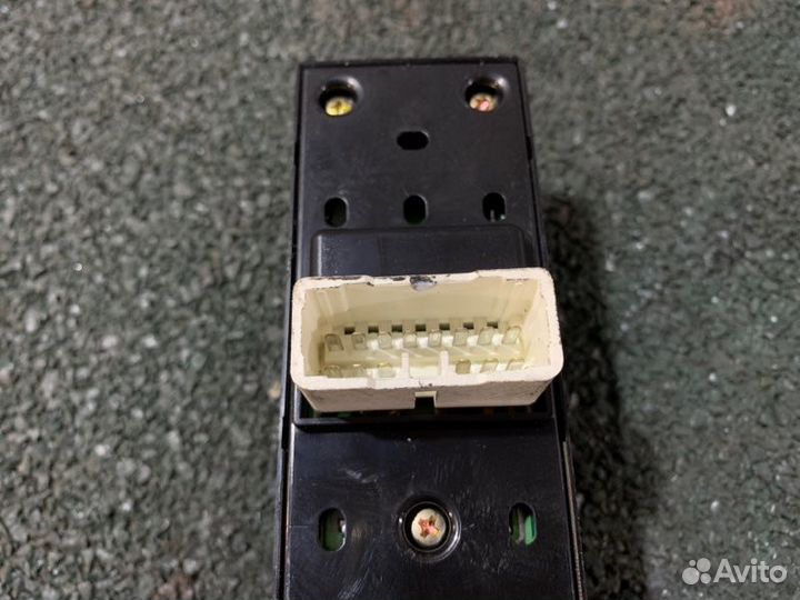 Блок кнопок стеклоподъемника Hyundai Tucson 1