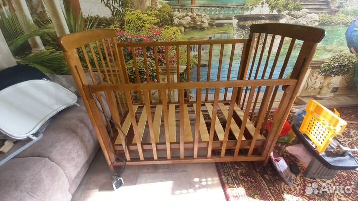 Детская кроватка с маятником и матрасом