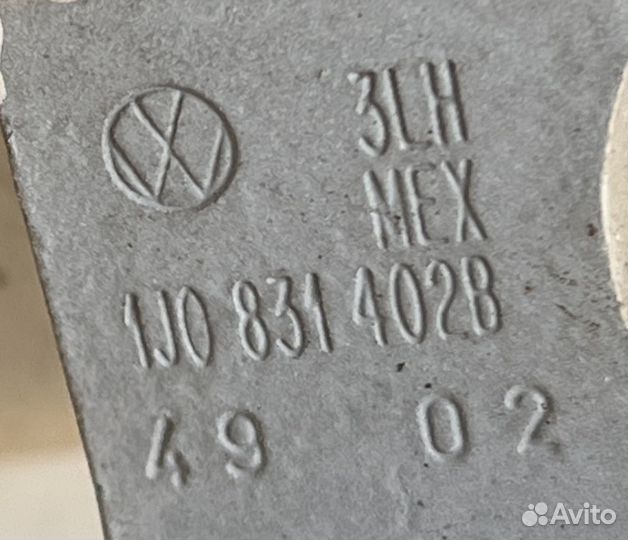 Петля двери Volkswagen Jetta