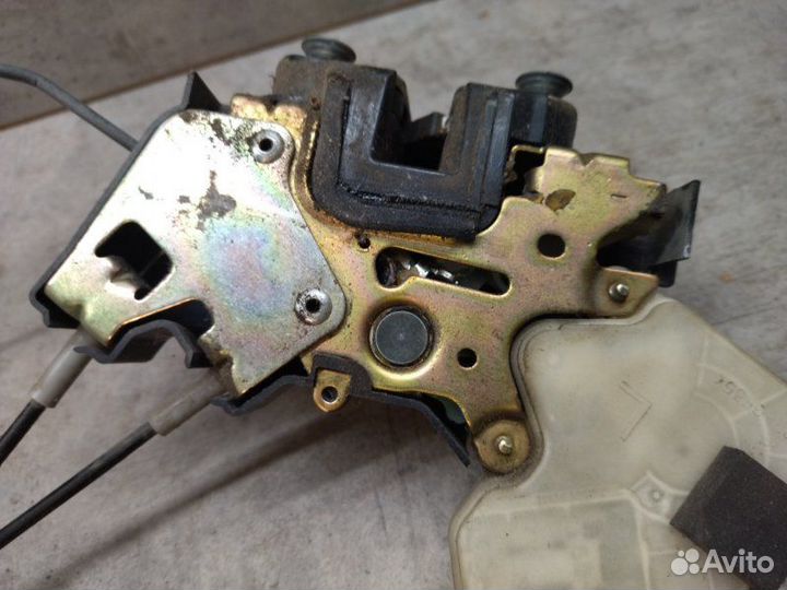 Замок боковой двери передний правый Nissan Skyline