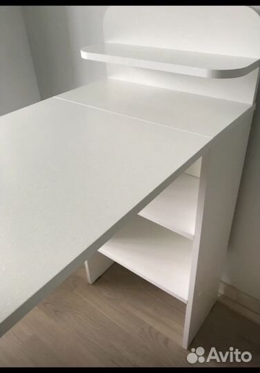 Маникюрный стол