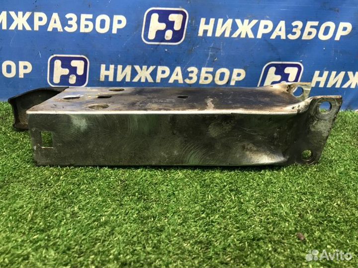 Кронштейн усилителя бампера передний правый