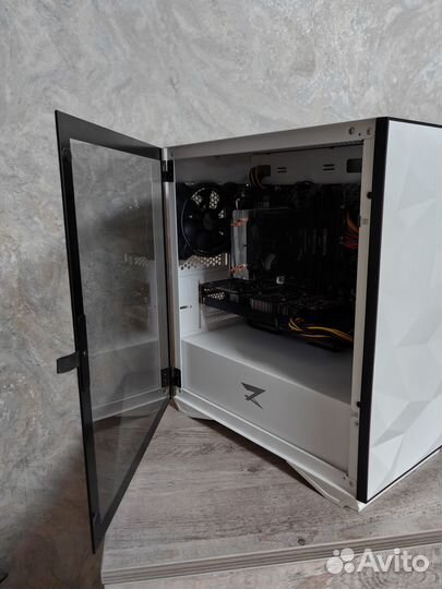 Игровой компьютер с монитором