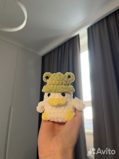 Вязаная игрушка утка в шляпе лягушки