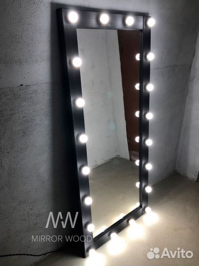 Гримерное зеркало с лампочками