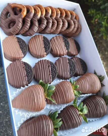 Фрукты и ягоды в шоколаде