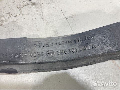 Кулак передний левый Volkswagen Touareg 2014 год