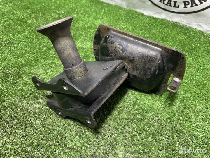 Крепление запасного колеса Toyota Hilux Surf