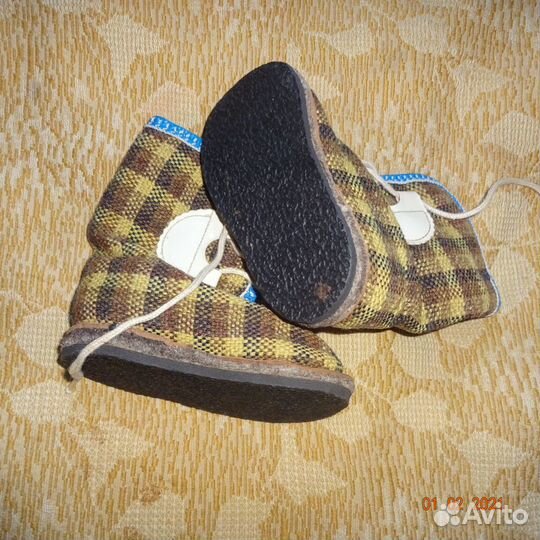 Детская жилетка и сапожки клетчатые на малыша