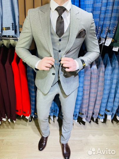 Мужской костюм серый тройка