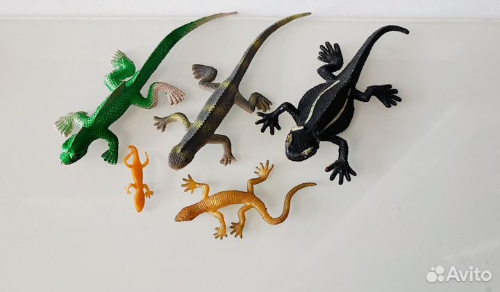 Фигурки динозавров, змеи, насекомые, пауки животны