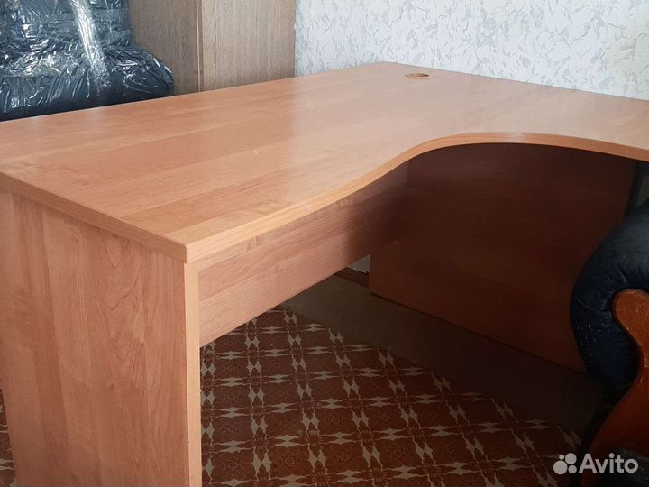 Угловой письменный стол