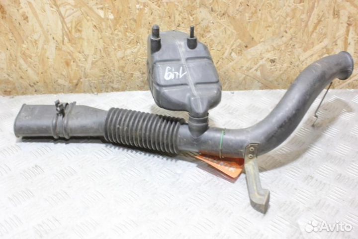 Резонатор воздушного фильтра Nissan Avenir 1995