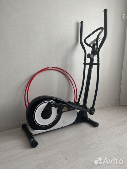 Эллиптический тренажер и обруч металлический