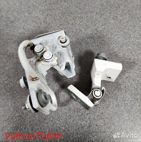 Лот T332 Петли двери задней правой VW Touareg