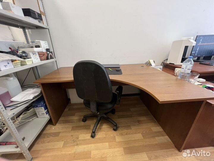 Продается офисный стол крепкий