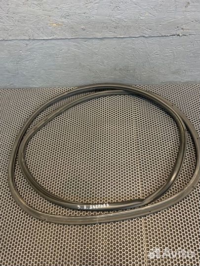 Уплотнительная резинка боковой двери задняя левая