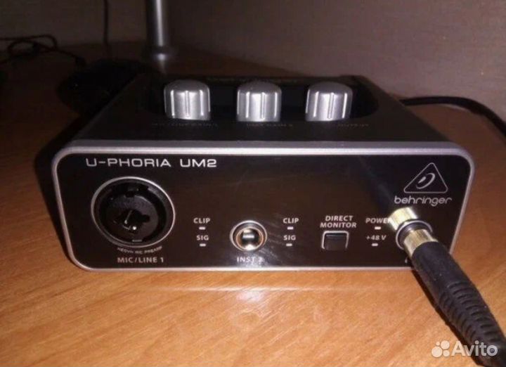 Внешняя звуковая карта Behringer um2