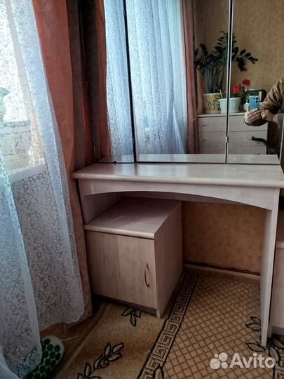 Трюмо с зеркалом