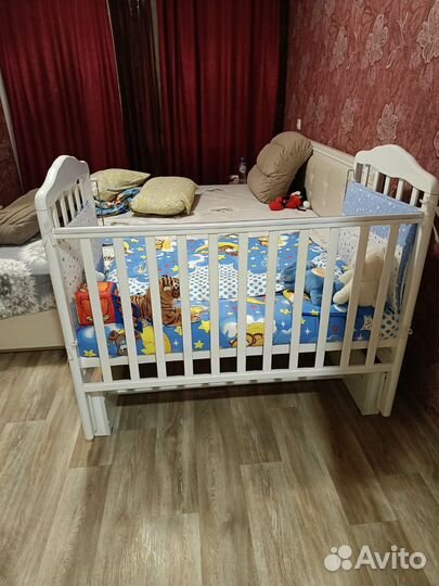 Детская кроватка с маятником