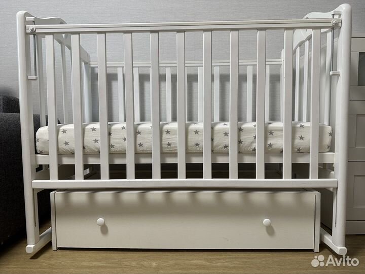 Детская кроватка с маятником и ящиком